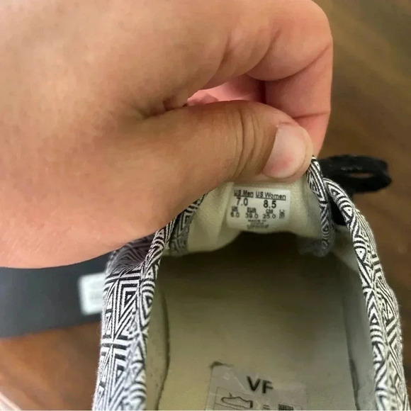 Vans Unisex Geometric Triangle Black and White Athletic Shoes - Picture 8 of 9